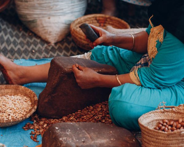 Huile d’argan : l’or liquide du Maroc pour une peau éclatante
