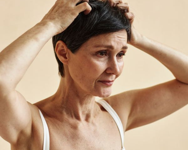 Soulager naturellement le psoriasis du cuir chevelu grâce à l'huile de nigelle