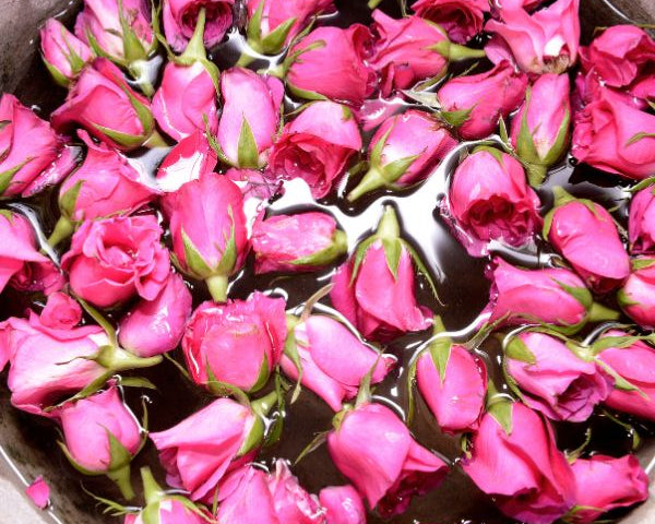 Eau de rose et peaux sensibles: un remède naturel contre les rougeurs et irritations