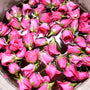 Eau de rose et peaux sensibles: un remède naturel contre les rougeurs et irritations