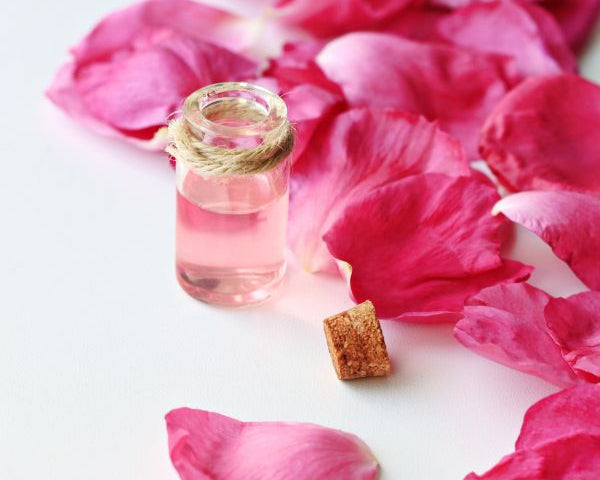 Les vertus apaisantes de l’eau de rose pour une peau en bonne santé